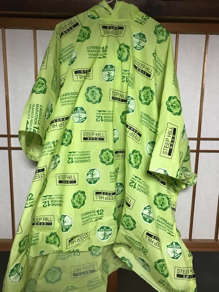 嬬恋村キャベツマラソンの参加賞大会ロゴ入りレインコート